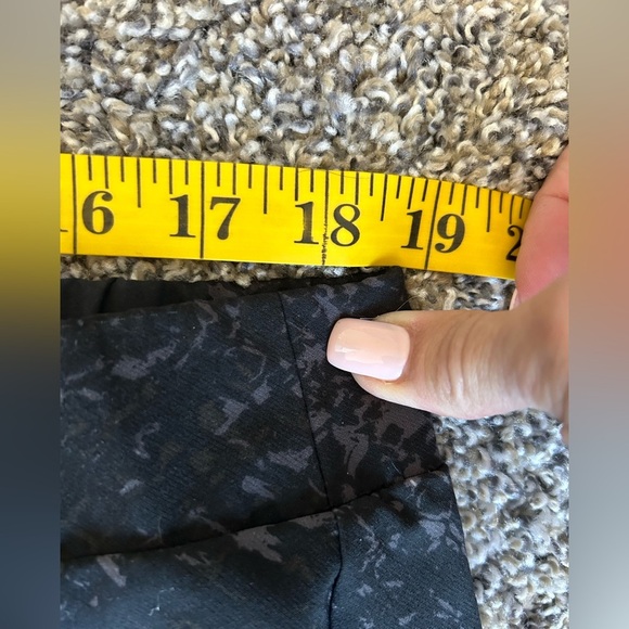 Lane Bryant Women’s Cropped Black/Gray Patterned Pants size 18 - Picture 5 of 9